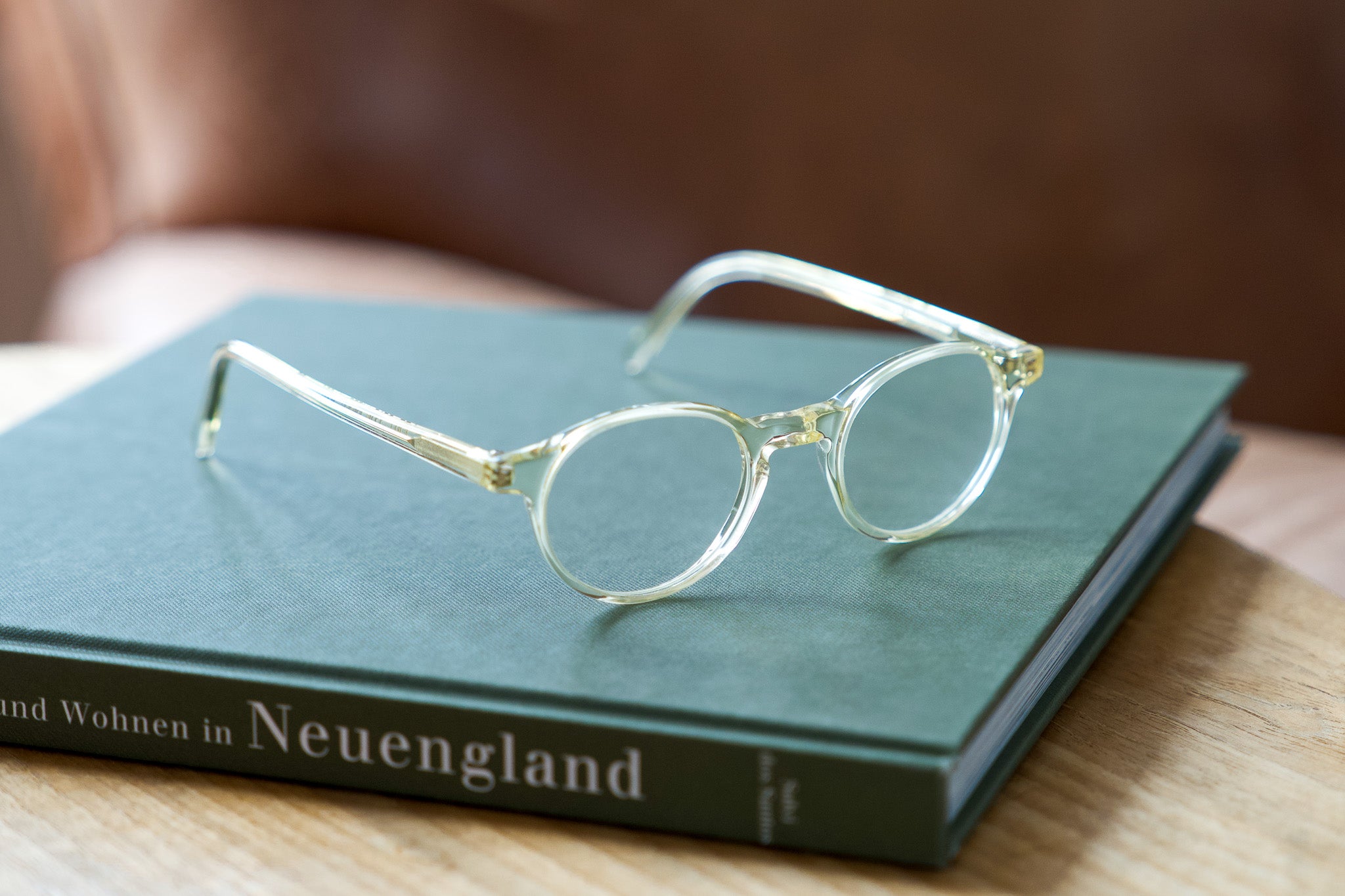 Durchsichtige Acetat Brille auf einem Buch